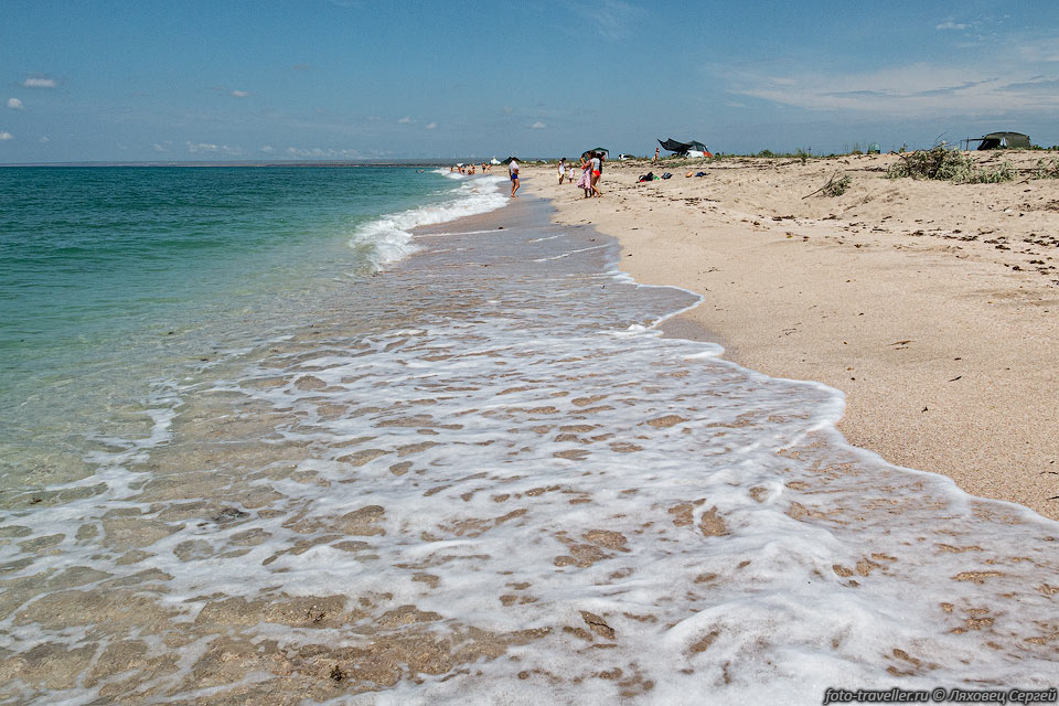 Песчаная коса Беляус отделяет озеро Донузлав от моря