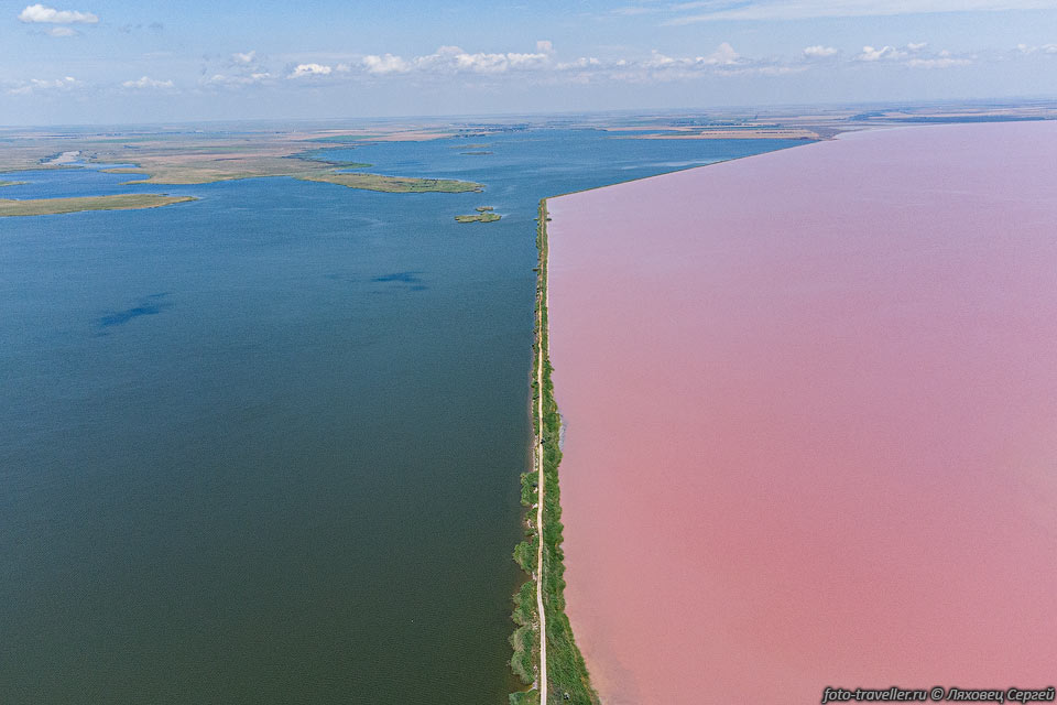 Дамба с дорогой на озере Сасык-Сиваш.
Сейчас это соленое озеро ярко-розовое.