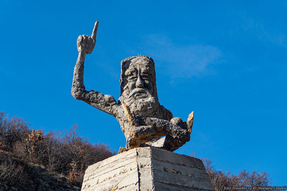 Скульптура в Замке Славича в поселке Овражки