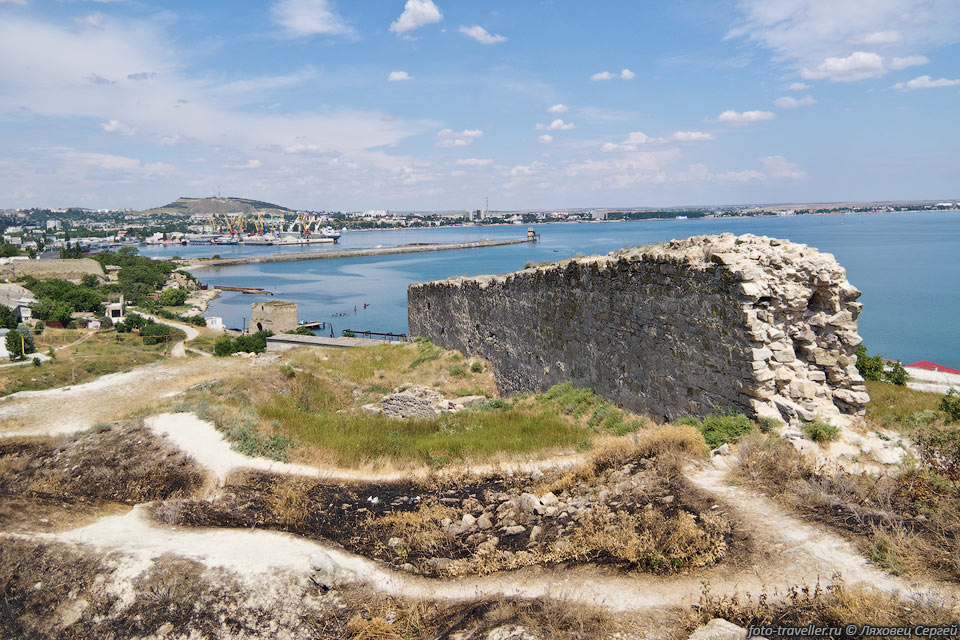 Развалины Генуэзской крепости в Феодосии