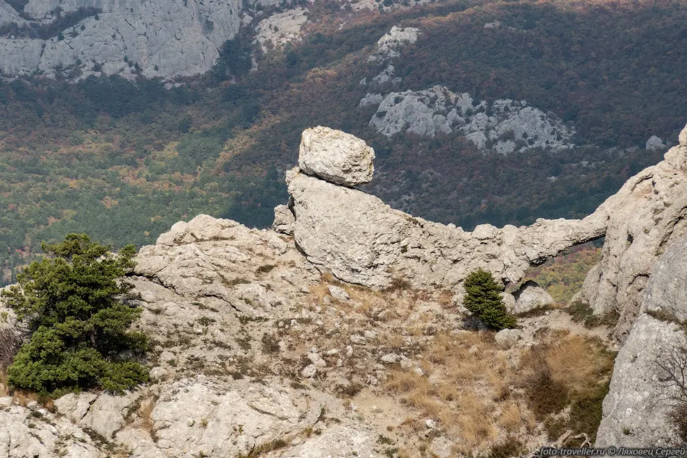 Не далеко от маршрута есть небольшая каменная арка и камень