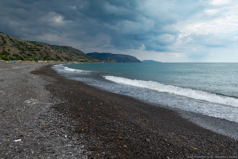 Пляж между Приветным и Морским