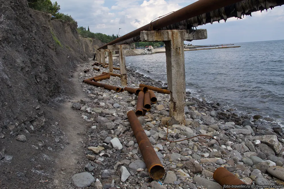 Водопровод питающий водой Алушту идет прямо по берегу от
Сотеры
