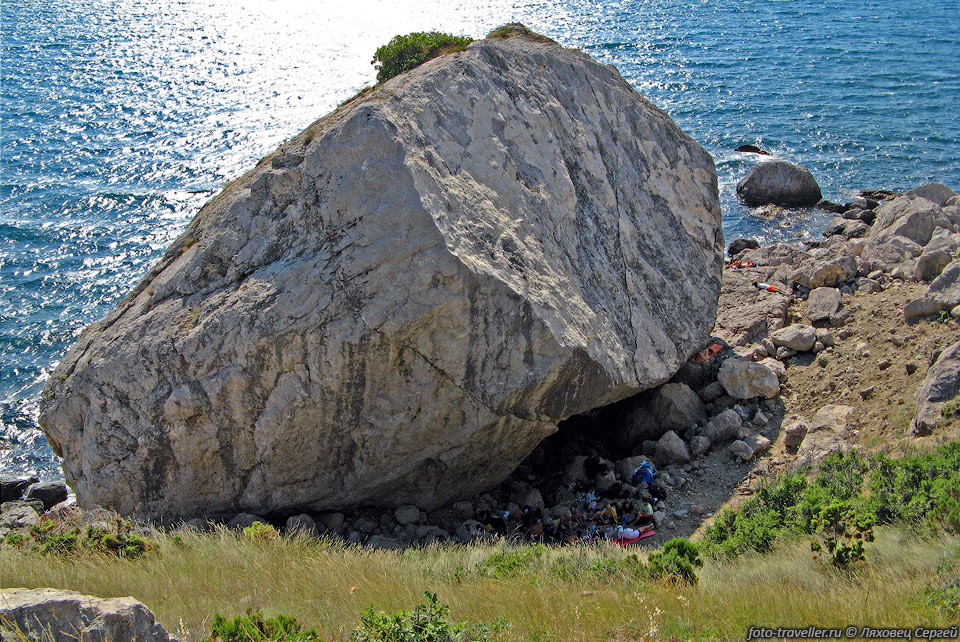 Огромный камень на мысе Сарыч служит защитой от дождя и солнца