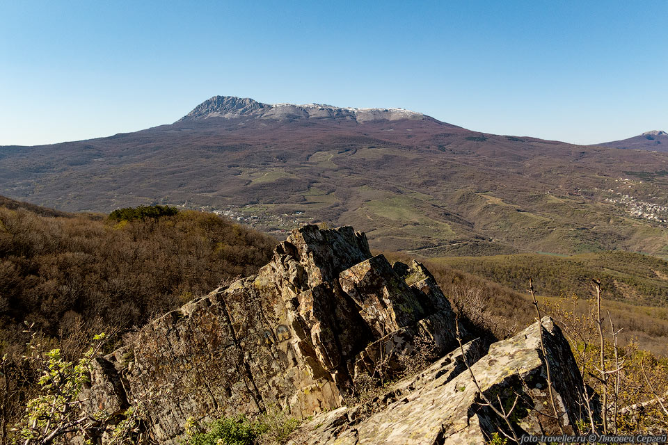 Вид со скалы Ай-Йори на верхнее плато Чатыр-Дага