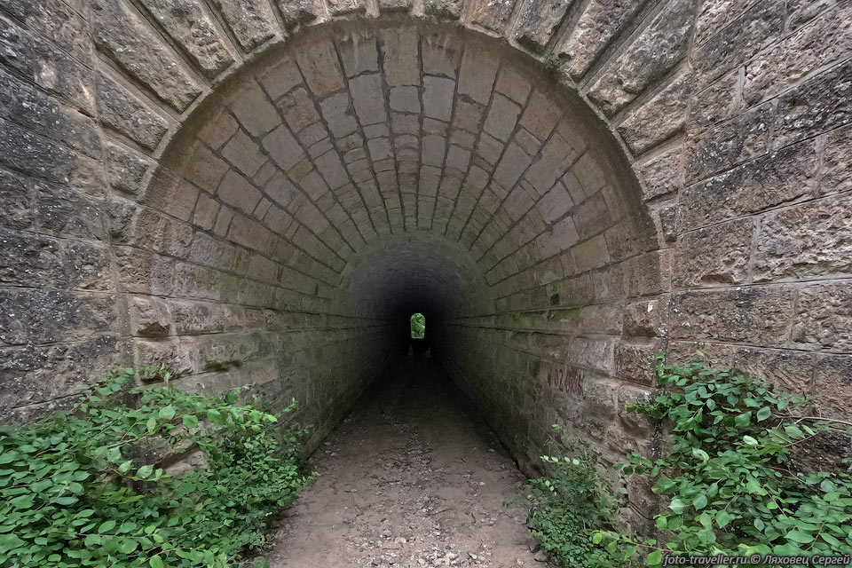 Туннель в Минометной балке.
Длина тоннеля составляет около 50 метров, ширина - 2,5 метра, высота 5 метров.