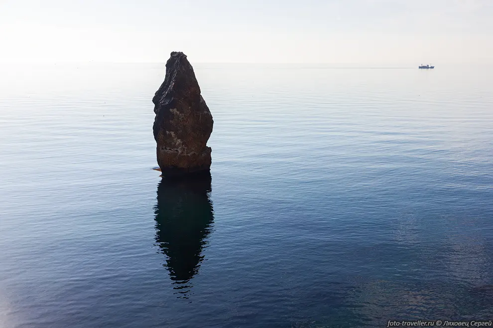 Скалы в море, как и сам мыс Фиолен - это остатки часть древнего
палеовулкана