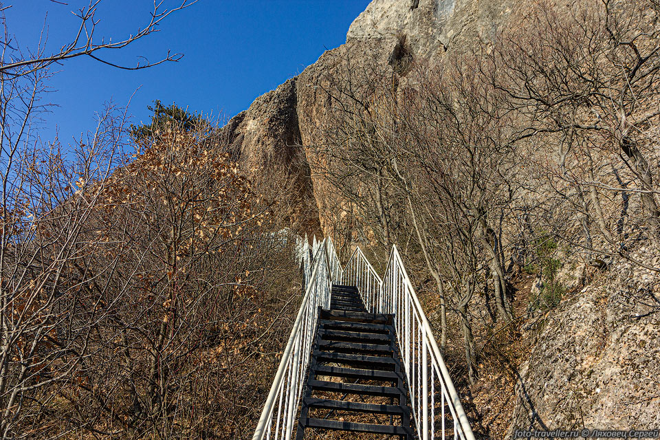 Лестница к пещере Скит (грот Стефана Сурожского)