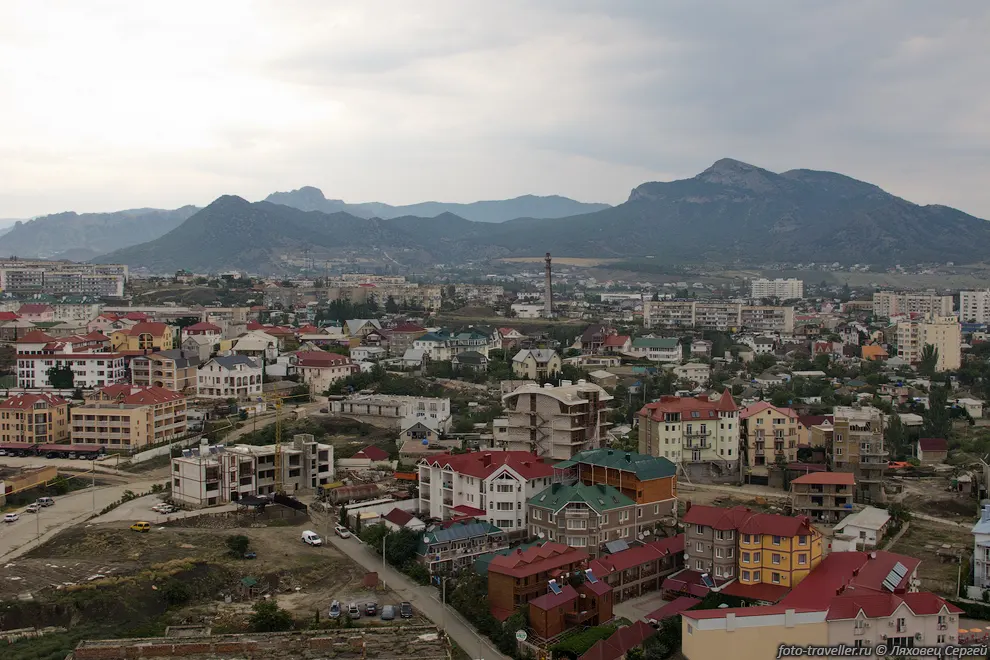 Вид на Судак с скалы внутри города - Сахарная головка