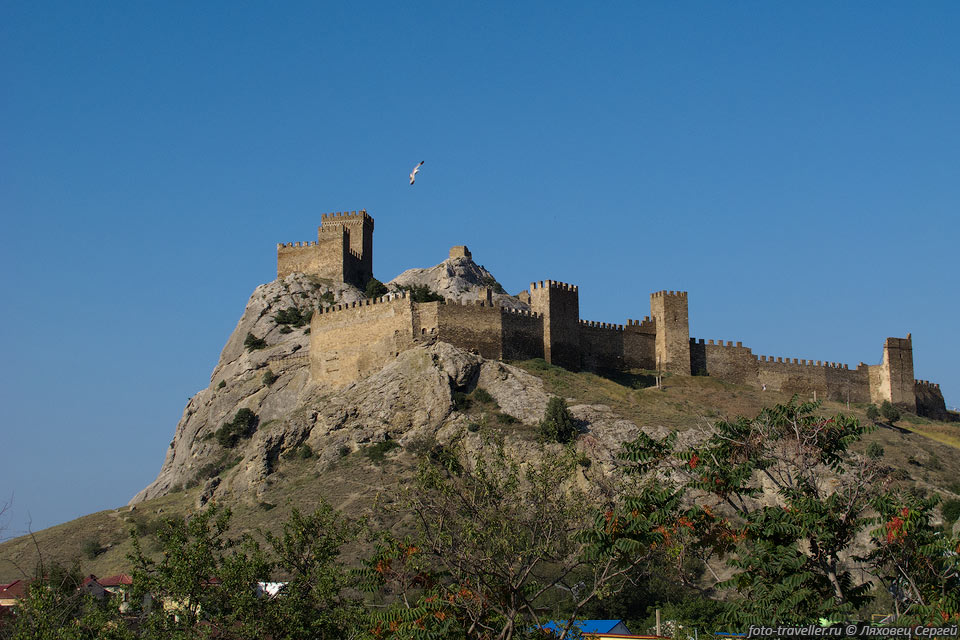Генуэзская крепость расположена на Крепостной горе (Дженевез-Кая)