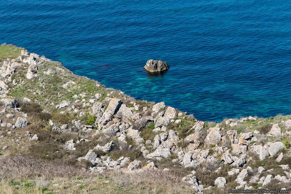 Камень в море