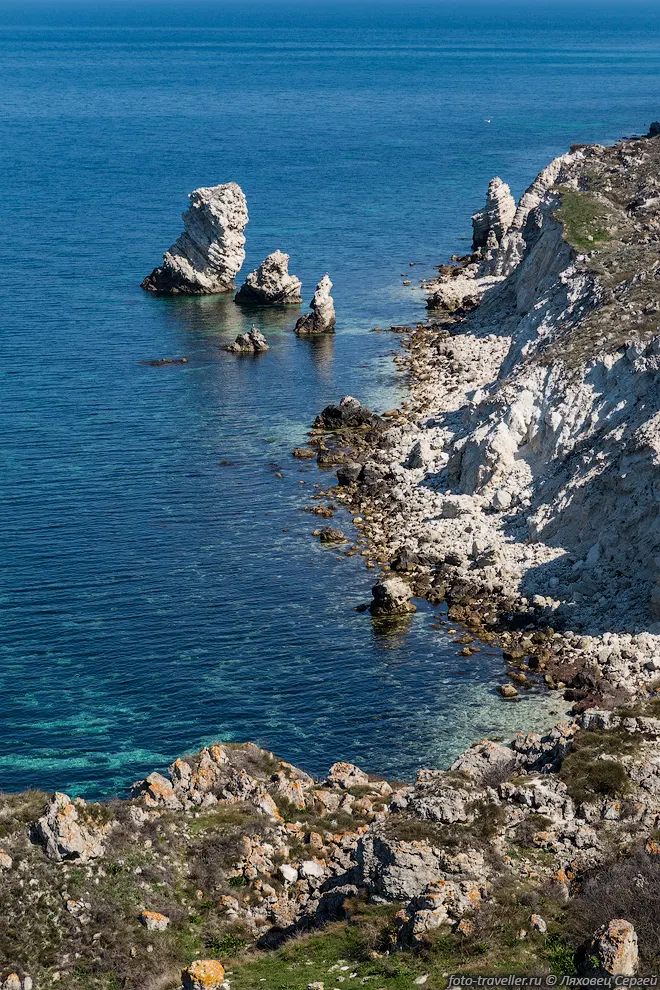 Берег в основном каменистый, но есть и небольшие пляжи