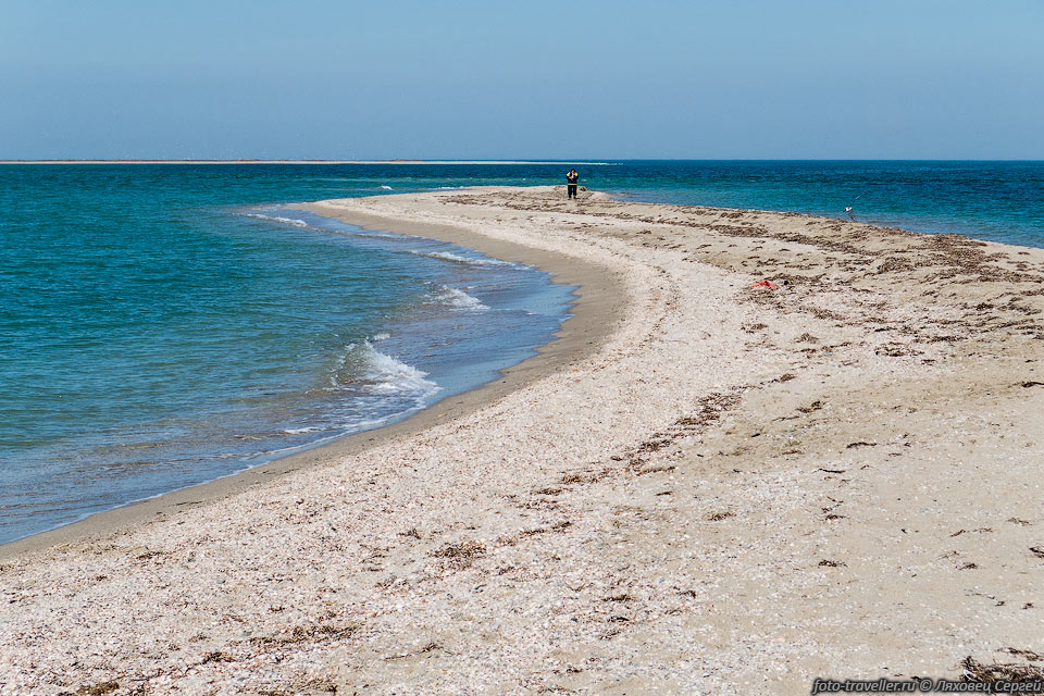 Бакальская коса имеет длину 12 км, из которых около 5 км глубоко 
выдаются в акваторию Чёрного моря.
Летом 2013 года из-за большой нелегальной добычи песка мыс Песчаный окончательно 
превратился в остров.