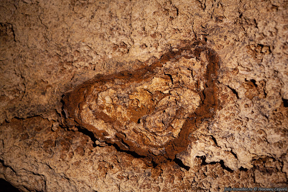 Отложения железа в виде сердца в пещере Таврида