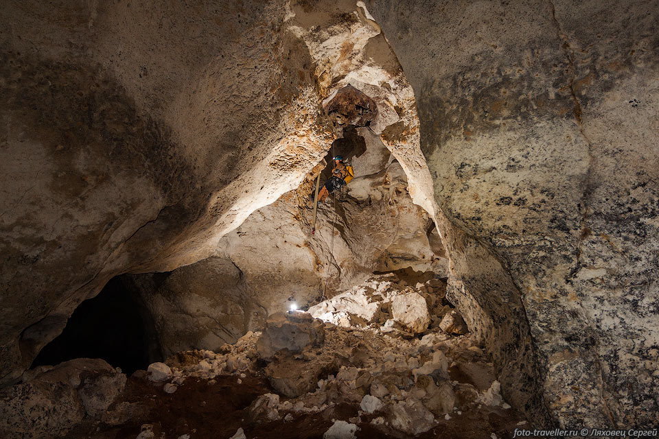 Пещера не имеет крупных естественных входов, но видимо имеются 
мелкие входы в виде нор животных