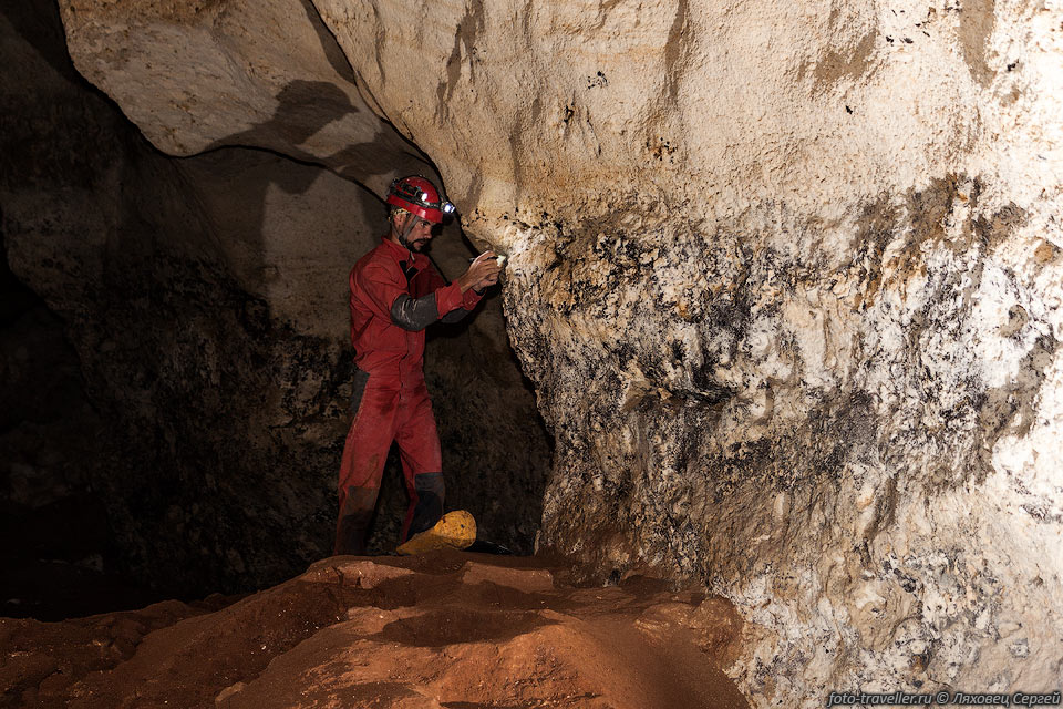 Пещера в основном довольно сухая и пыльная.
В некоторых частях во время дождя вода затекает внутрь, но быстро впитывается глиной.