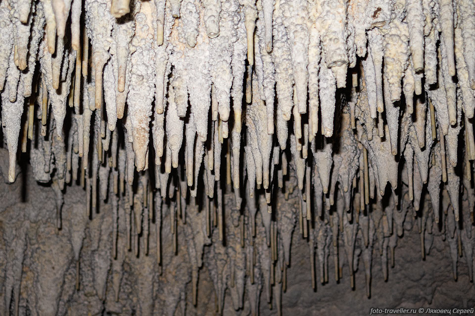 Сталактиты в пещере Таврская