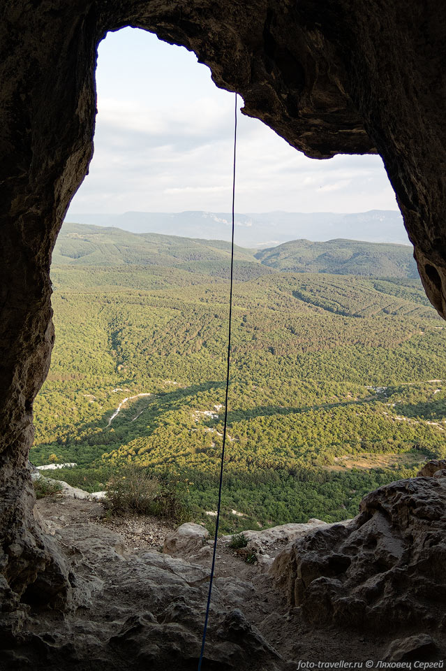 Вход в пещеру Таврская находится на обрыве, для попадания в нее 
нужна веревка