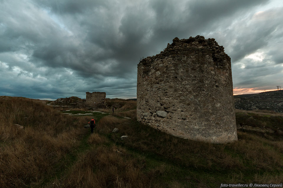 Уцелевшие башни в крепости Каламита