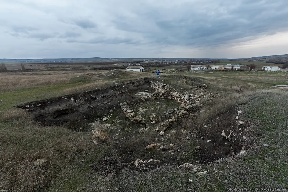 Скифское городище Ак-Кая - это позднескифская крепость.
Дата постройки 4-3 века до н.э., это единственное такого рода место на территории 
северного Причерноморья.