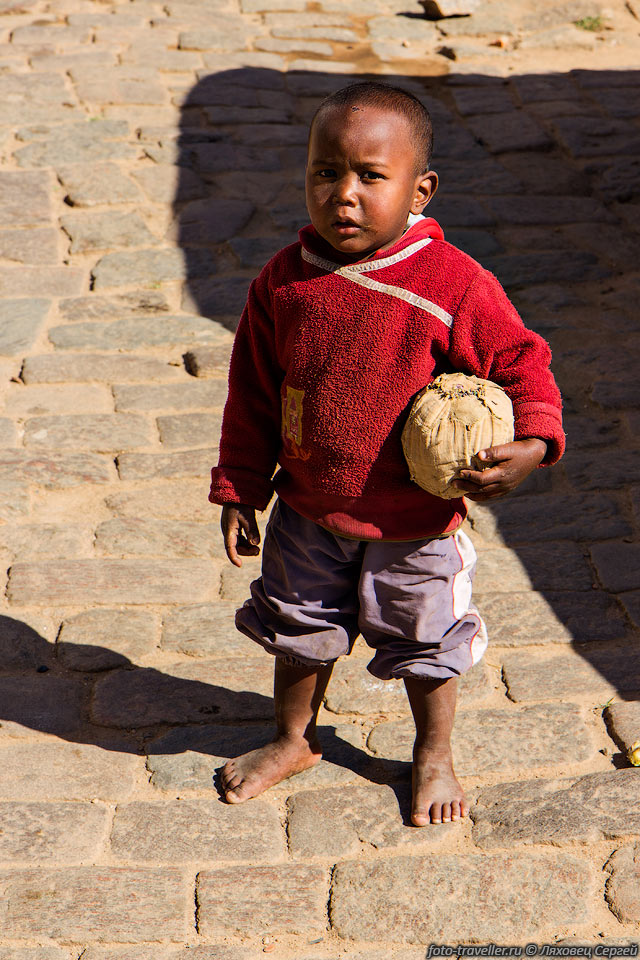 Ребенок народности бетсилео с тряпичным мячом.