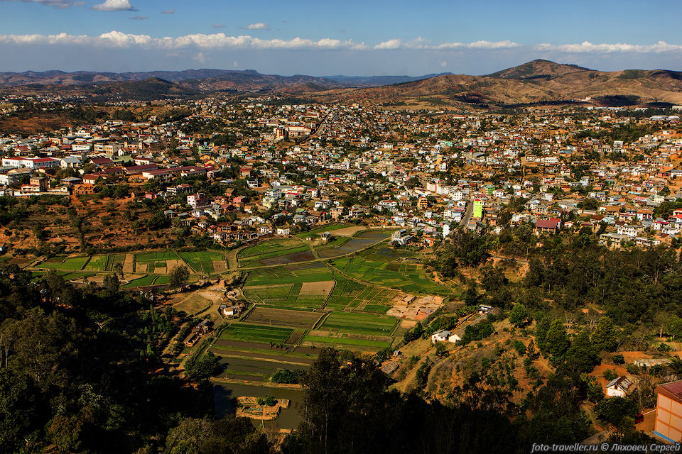Вид на новый город Фианаранцуа с холма в центре.