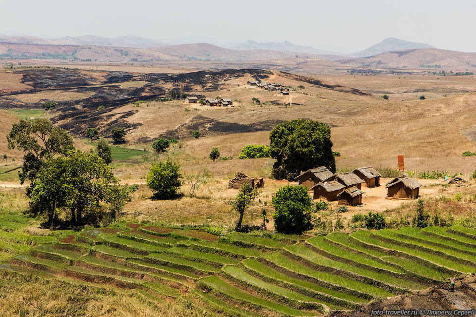 Мелкие поселки народности бара на Мадагаскаре.
Бара живут в прямоугольных глиняных домах.