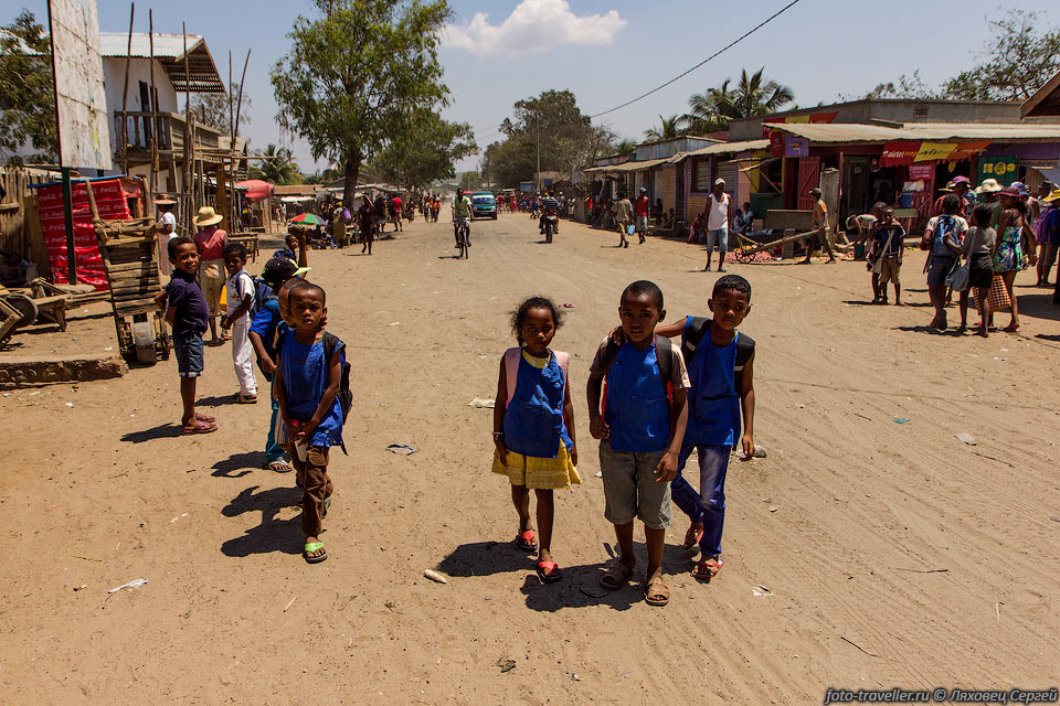 Улица в поселке Амбувумбе (Ambovombe), Южный Мадагаскар