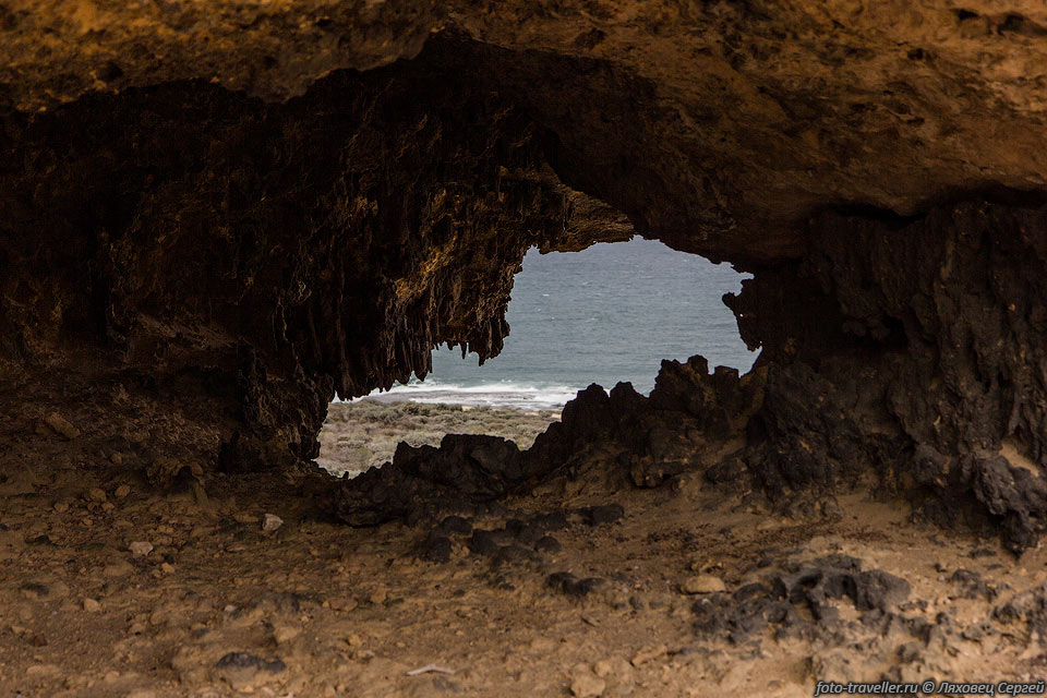 Небольшая сквозная пещера на мысе Сент-Мари