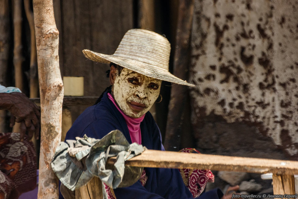 Во многих районах западного Мадагаскара повсеместно встречаются 
женщины с лицами намазанными 
специальной маской масундзуани (masonjoany), которая позволяет защищать кожу от 
солнца.