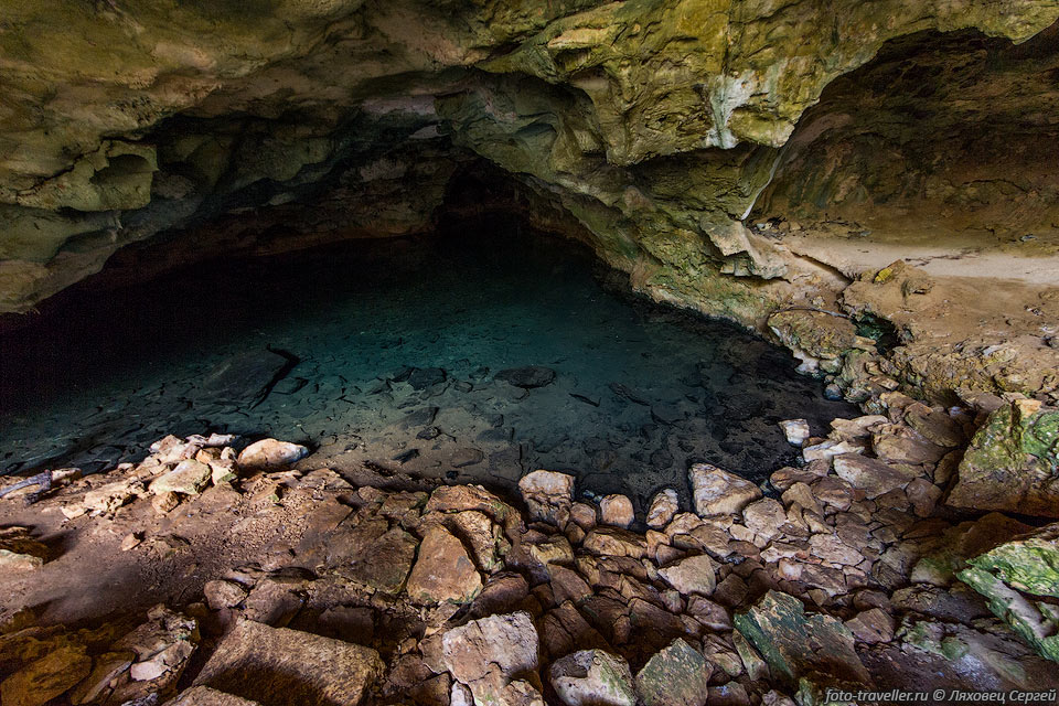 В гроте Митохо (Grotte Mitoho) находится озеро. 
Отсюда местные берут воду и тут живет слепая рыба.