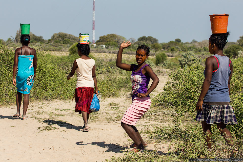 На Мадагаскаре есть три основных мобильных оператора Telma, Airtel, 
Orange.