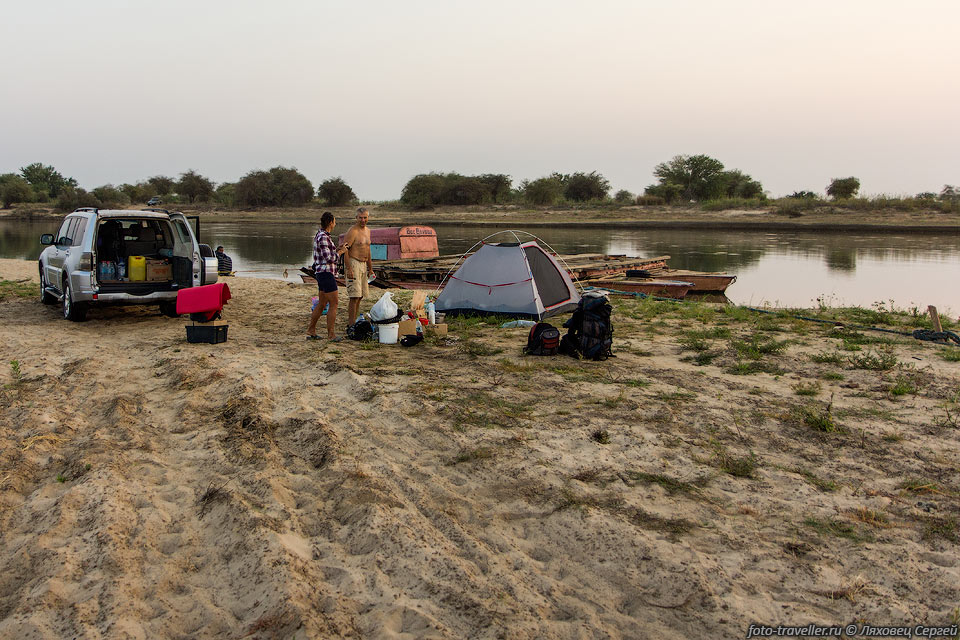 Лагерь 16 на песке возле парома через реку Мангуки