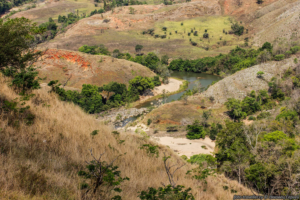 Речка в холмистой местности Мадагаскара