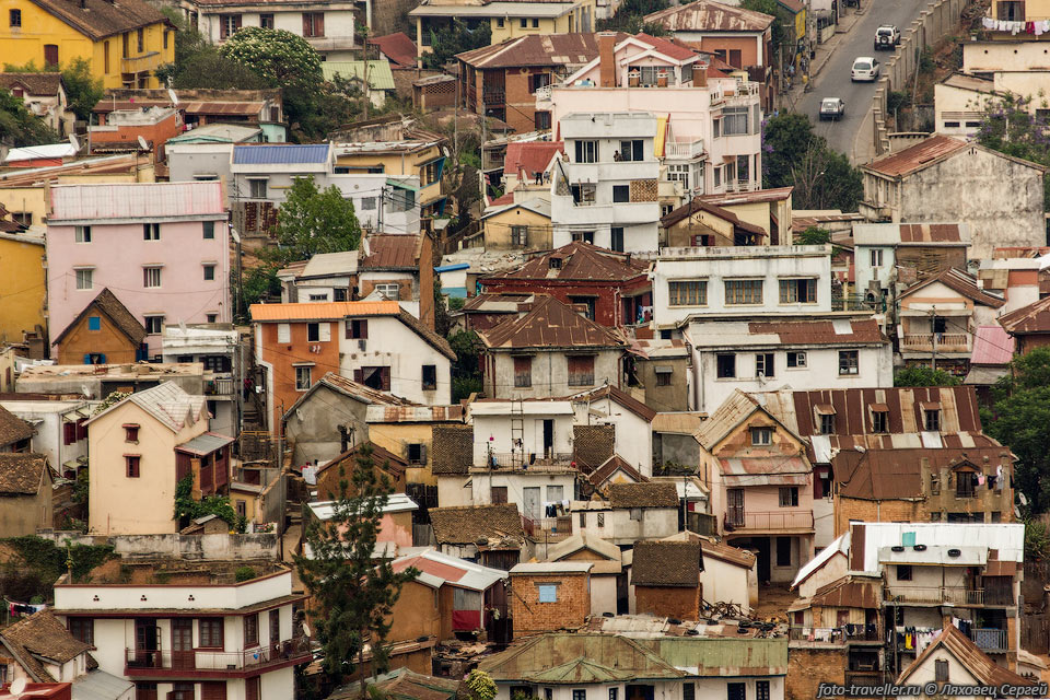В Антананариву (Antananarivo) гуляем по городу, смотрим рынок, 
дворцы, жилые постройки, трущобы