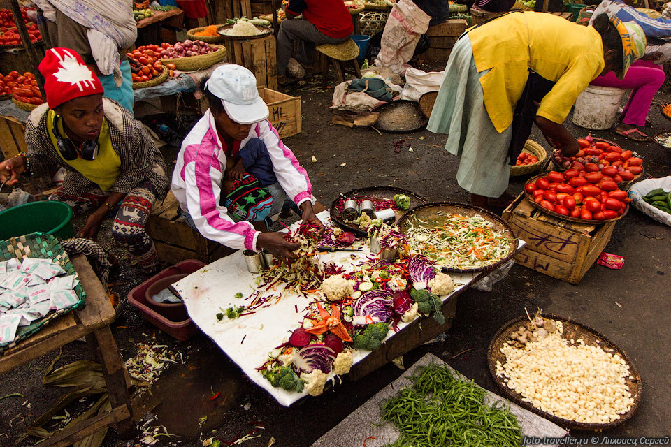 Базар называется Зума. 
Рынок Аналакели (Analakely Market).