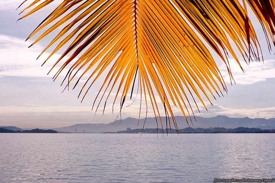 Вид с острова Мамутик на остров Гайя.