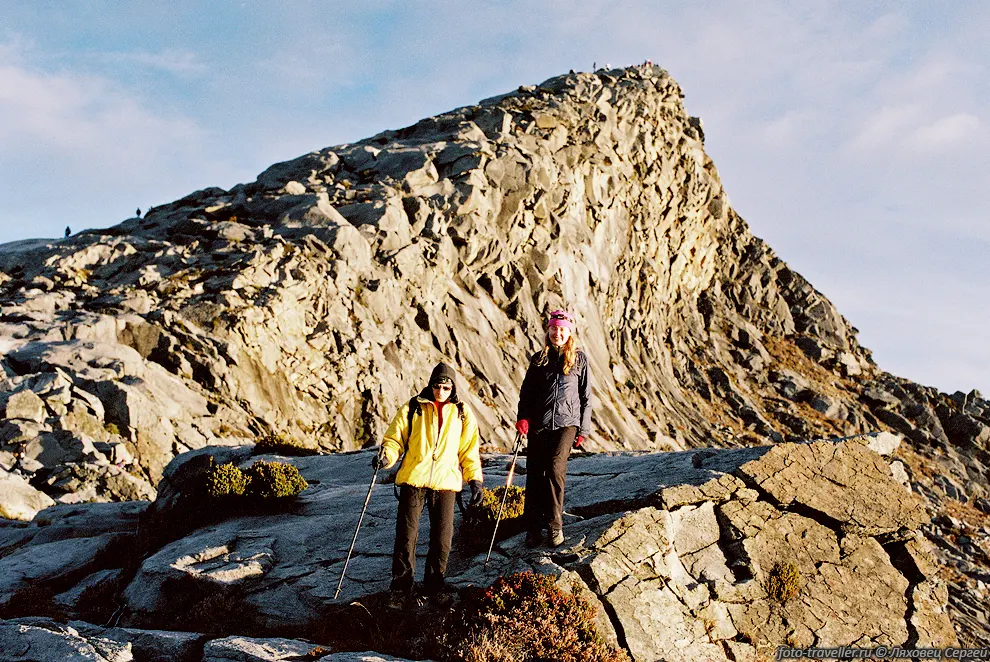 Одна из вершин Кинабалу - Пик Низкий (Low Peak) высотой 4095.2
м.
Это не самая высокая вершина, рядом расположен Пик Святого Джона (St John's Peak) 
высотой 4098 м, на который никого не пускают. 
Всех туристов обманывают, что они побывали на самой высшей точке Борнео.