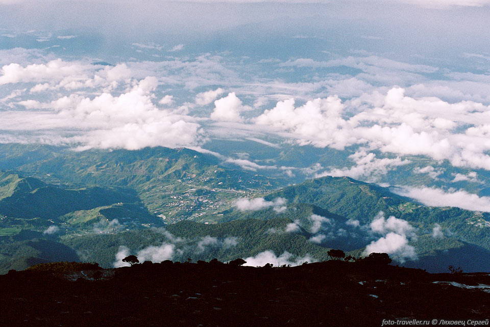 Рано утром с горы Кинабалу открывается красивая панорама на окружающие 
горы, заросшие джунглями.
К вечеру погода как правило портится, наползают облака.
