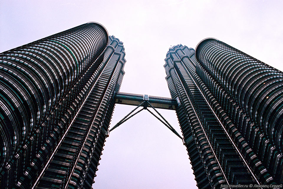 Совокупная площадь всех помещений комплекса Петронас составляет 
около миллиона квадратных метров. 
Одну из башен занимает штаб-квартира нефтяной 
компании Petronas, вторую - ее партнеры и другие транснациональные компании.