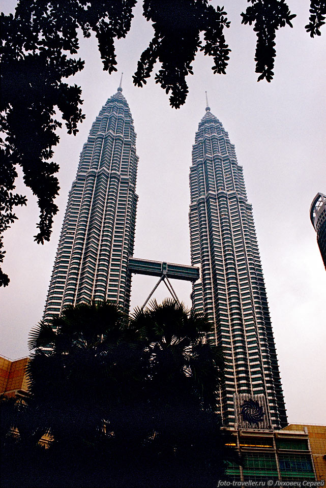 420-метровая телебашня Куала-Лумпура, построенная в 1996 году, 
на 32 м ниже Башен Петронас