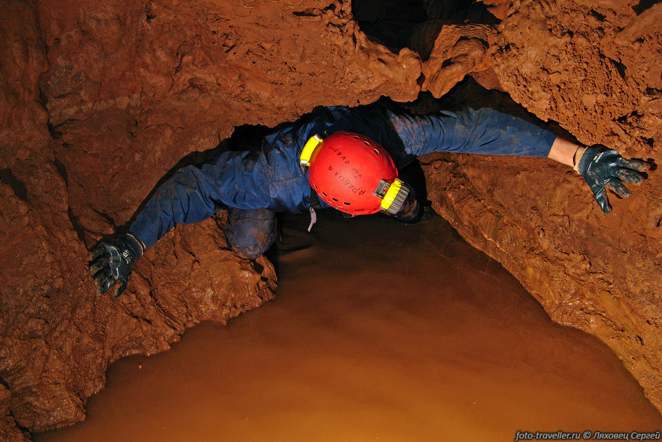 В узких местах пещеры наблюдается довольно сильная тяга.
Температура составляет 13°С. 