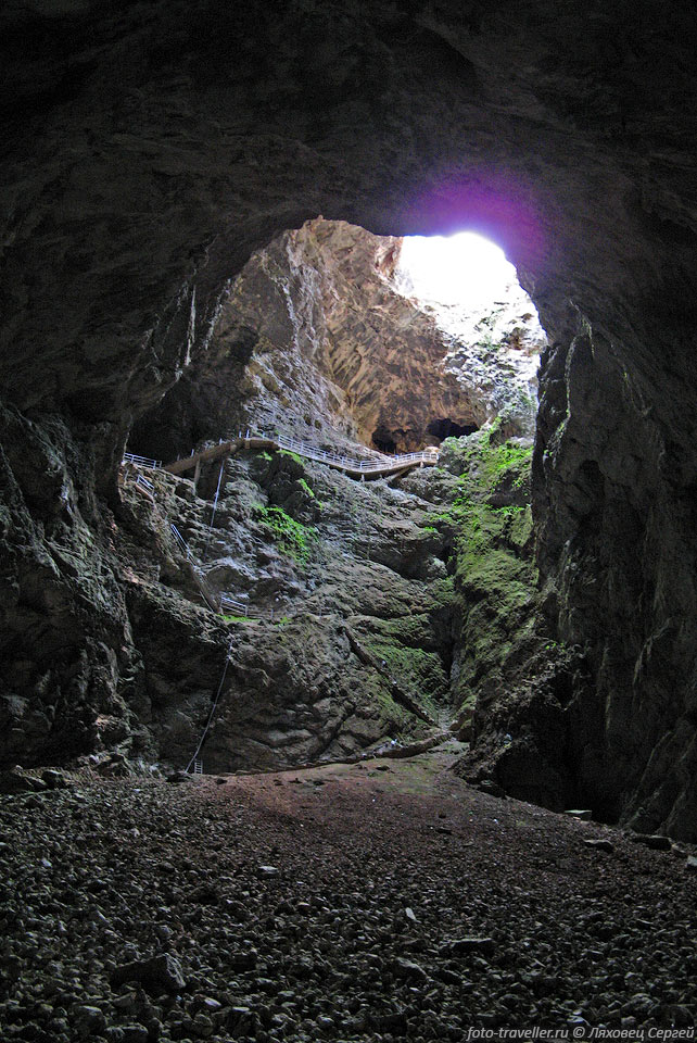 Громадный, освещенный сверху, входовой колодец Gouffre du Friouato 
имеет глубиной примерно 100 м. 
Внизу колодца наклонный завал, в дальнем конце которого находится узкий проход.

Кроме этого колодца вертикалей в пещере практически нет, она набирает глубину серией 
различных проходов и залов.