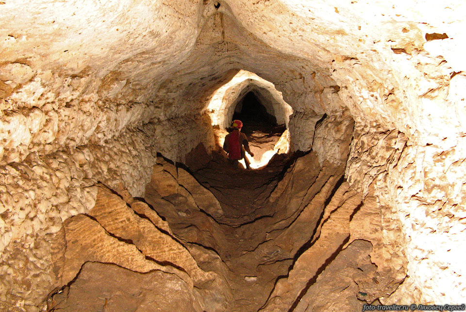 Пещера Kef Aziza расположена в северо-восточной части Среднего 
Атласа, недалеко от оазиса Таззугерт. 
Заложена в горе Джебель Шааба, вход находится на террасе в 20 метрах над уровнем 
реки Уэд Гир. Размер примерно 2х3 м.