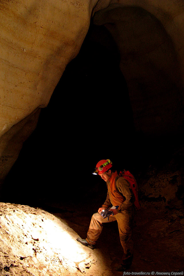 По образованию пещеру можно разделить на примерно одинаковые по 
длине три части, которые находятся в разных 
фазах развития. Начальная и дальняя образованы подпорными водами, средняя меандрового 
типа.