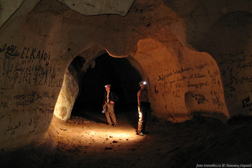 Стены пещеры несут на себе довольно большое количество надписей, 
в том числе на арабском языке.
В проходах лежат остатки старых пальмовых  веток, из которых когда-то видимо 
делали факела.