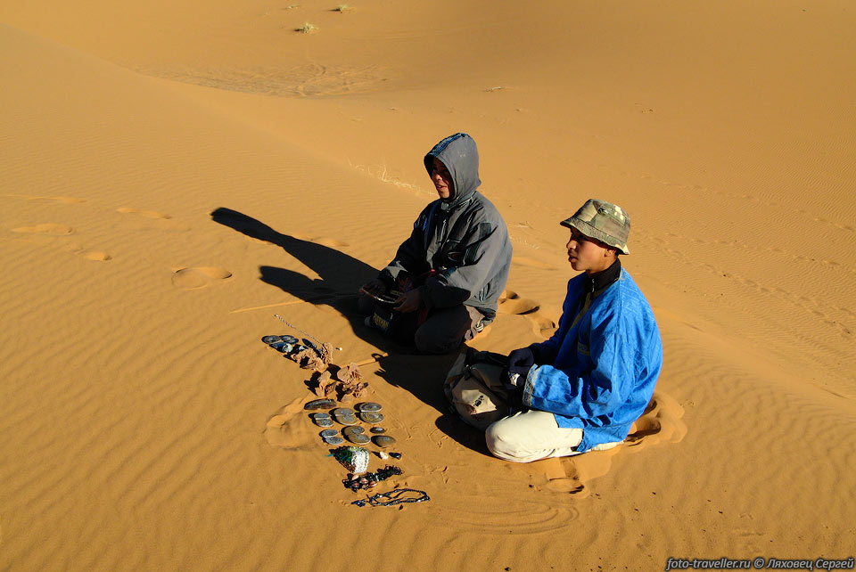 Торговцы сувенирами поджидают туристов даже среди дюн