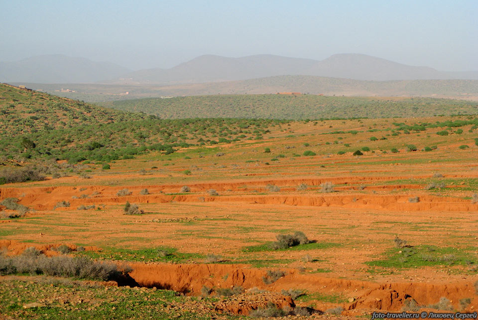 Красно-зеленые холмы вдоль дороги из города Гулимин в Сиди Ифни