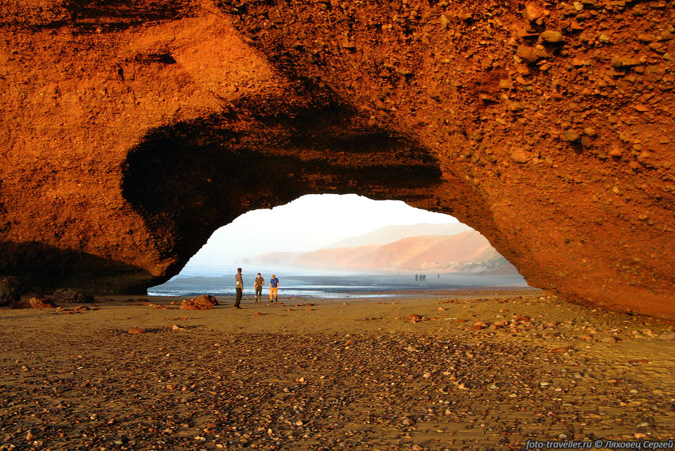 Две огромных каменных арки расположены 
примерно в 9 километрах северо-восточнее города Сиди Ифни (Sidi Ifni)