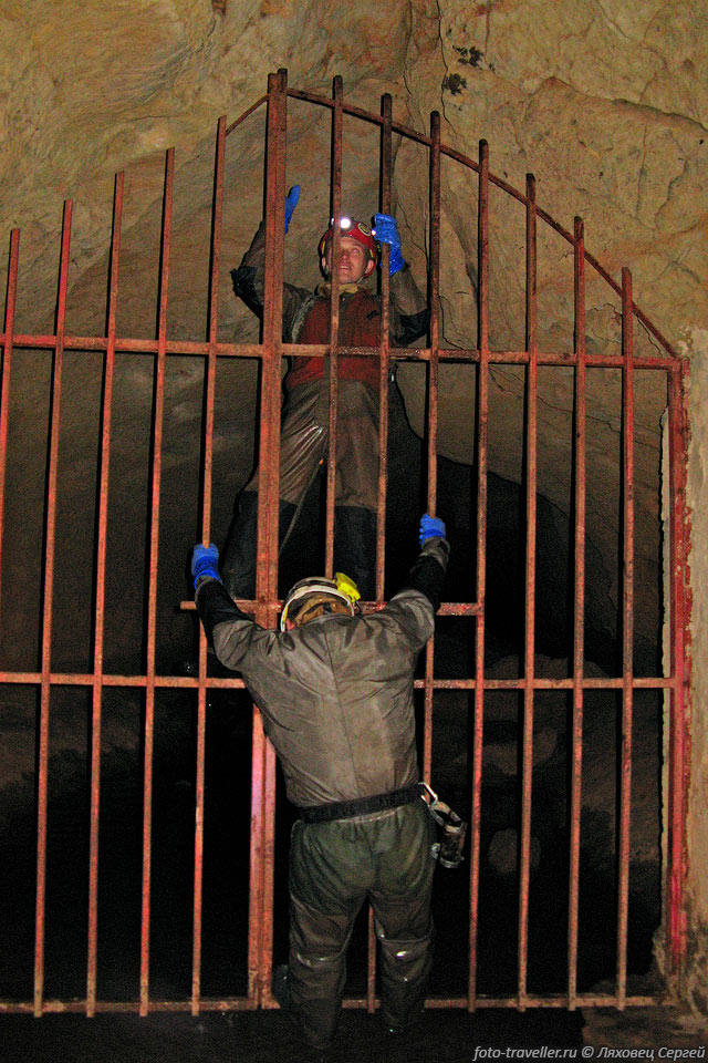 Вход в пещеру Win-Timdouine закрыт стальной решеткой-воротами.

Через верх без особого труда можно перелезть.
